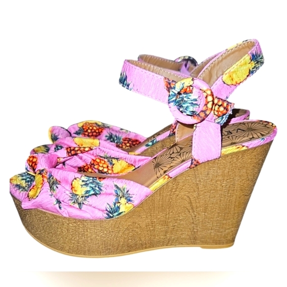 VENUS Shoes - VENUS Tropical Vacation Pineapple Pink Pineapple Wedge Platform Sandals 8.5